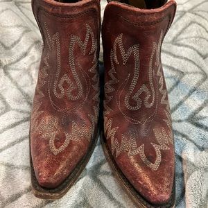 NWOT,Never worn Arita Dixon Western , weathered red. Size 5.5 hard to find.